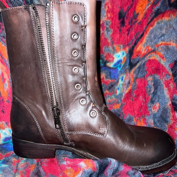 Beautiful Vintage Foundry Co. brown leather boots. - Picture 4 of 5